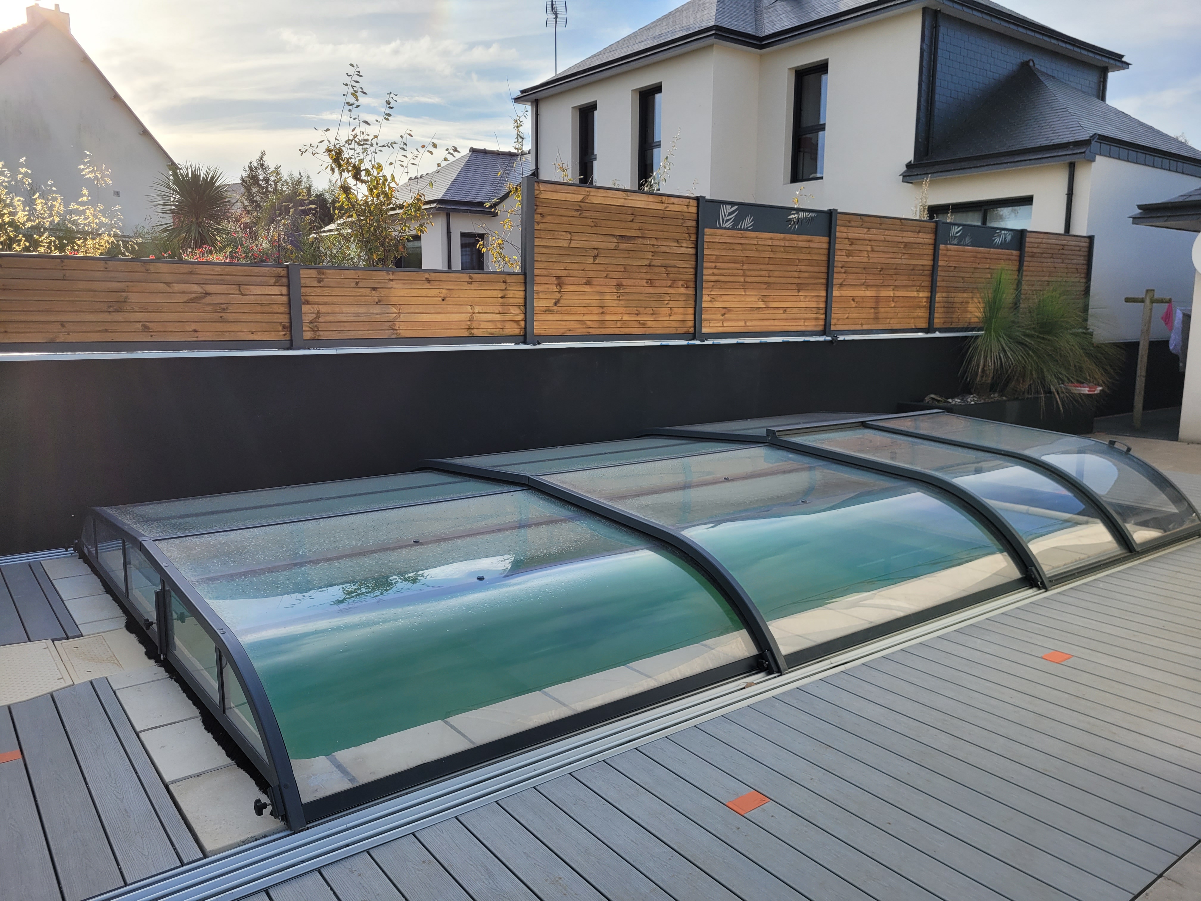 Spa intégré dans un jardin paysager