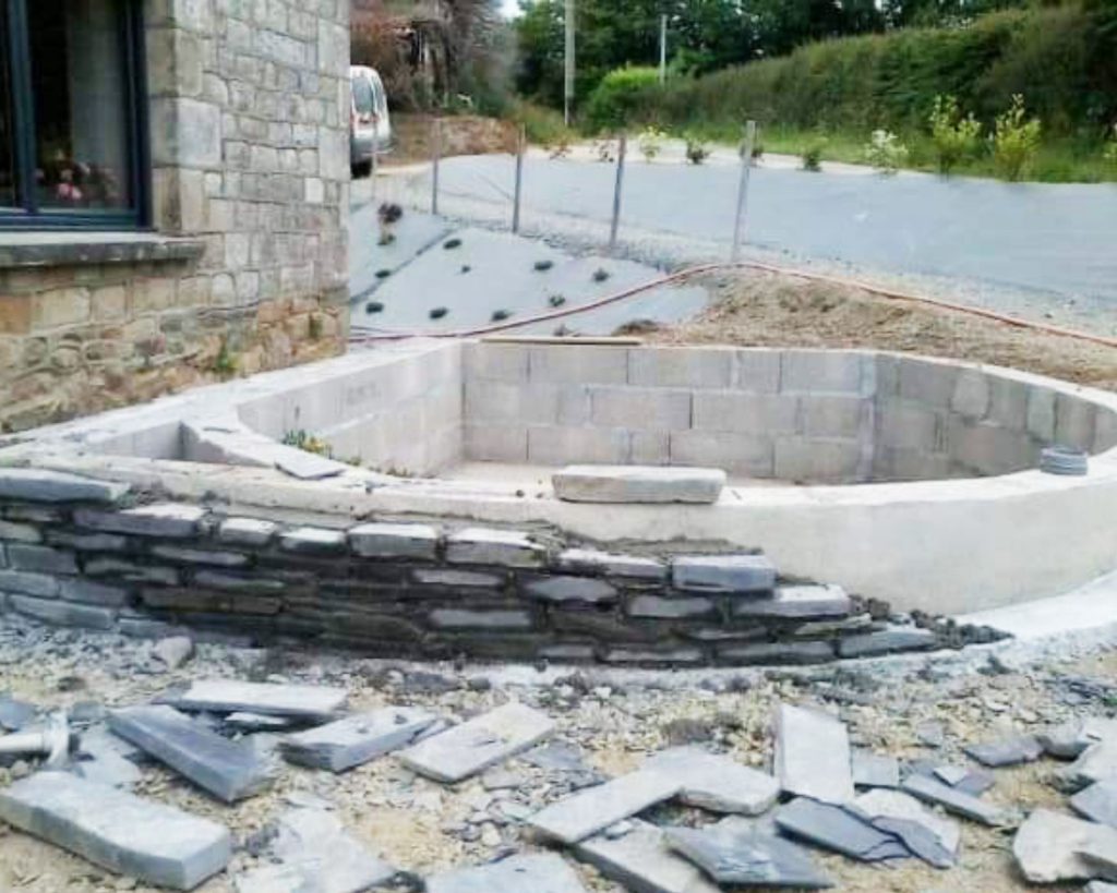 Réalisation d'un muret paysager en pierre