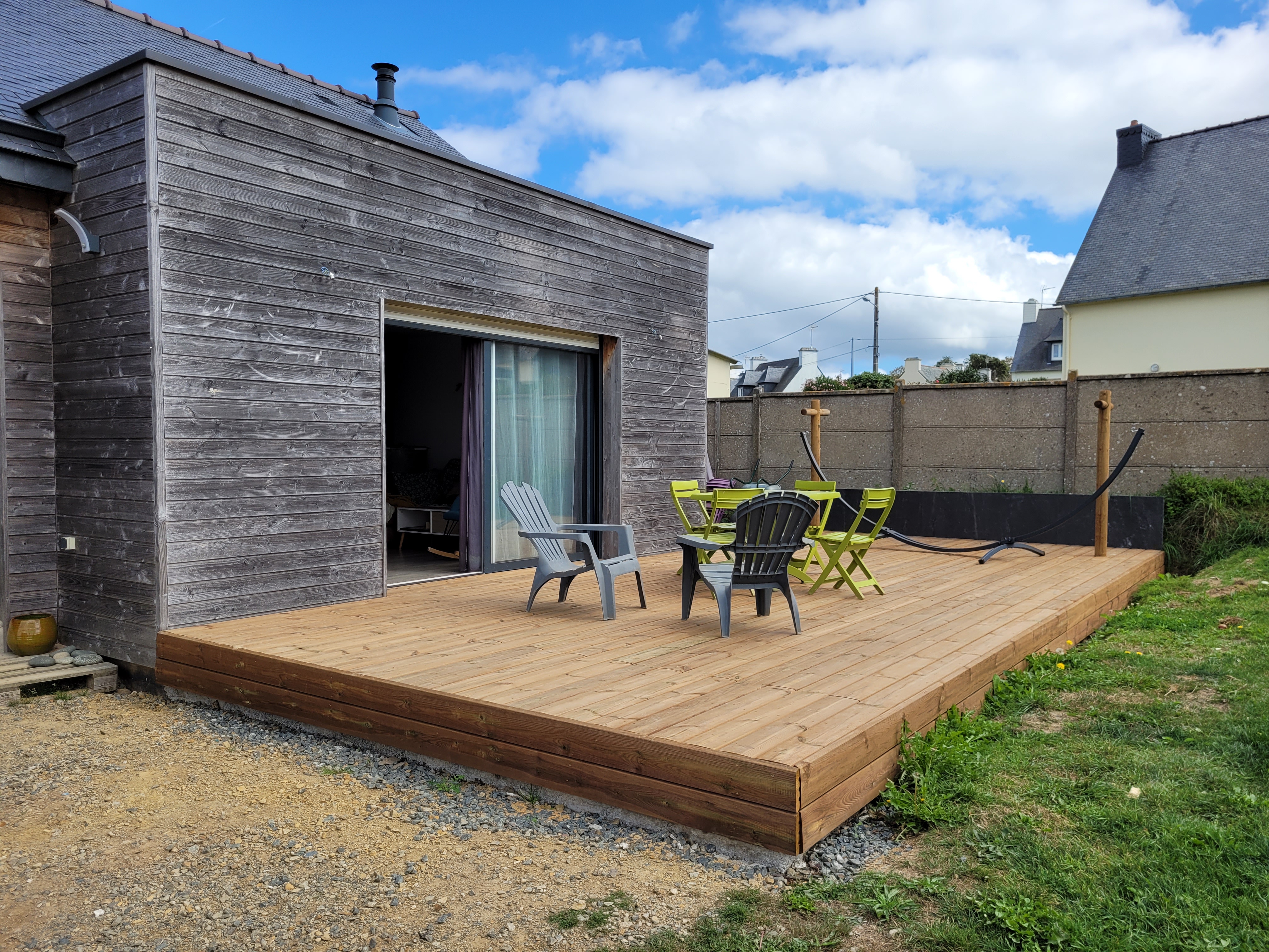 Aménagement d'une terrasse extérieure dans un jardin