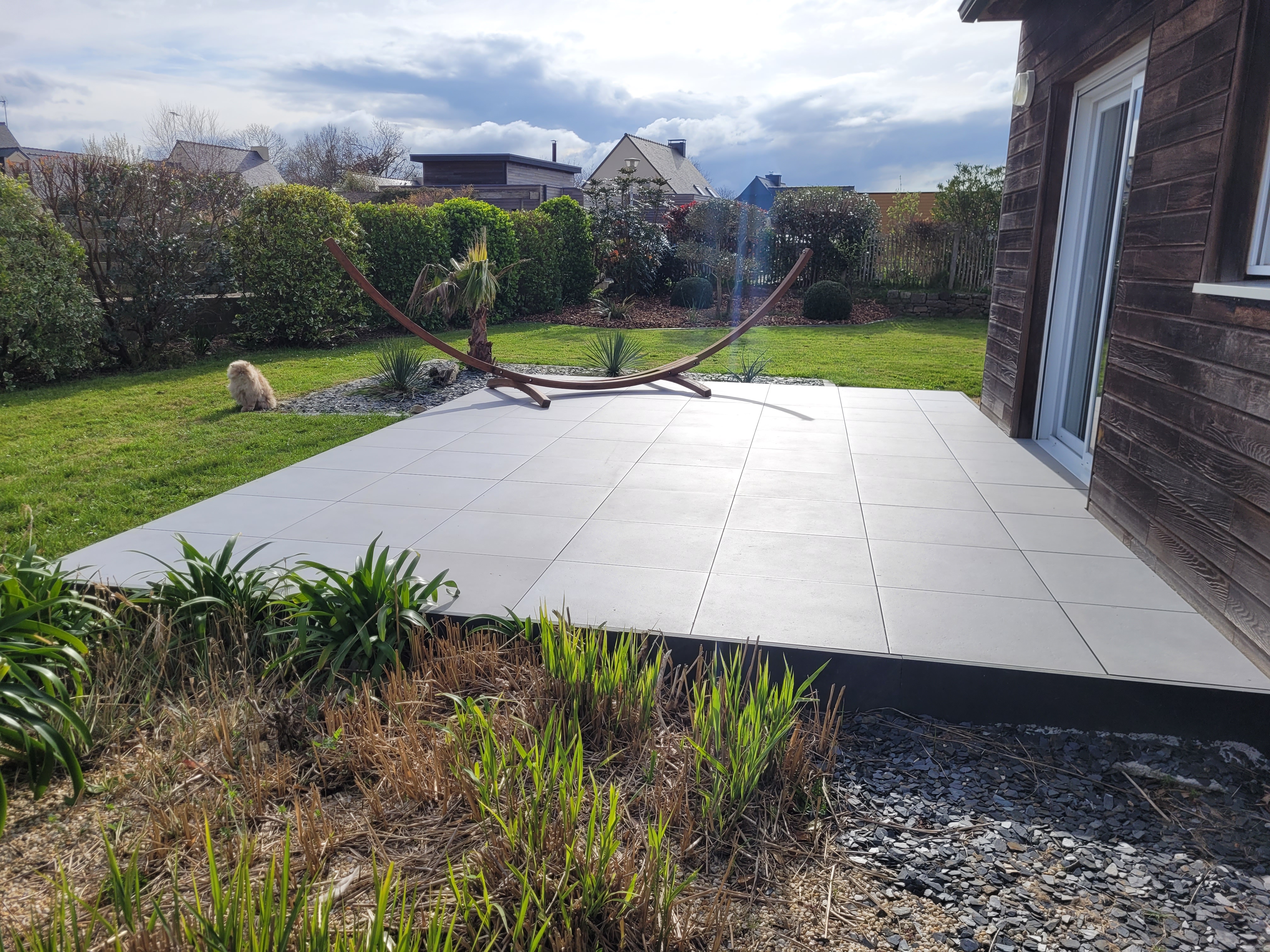 Création d'une terrasse intégrée dans un aménagement paysager